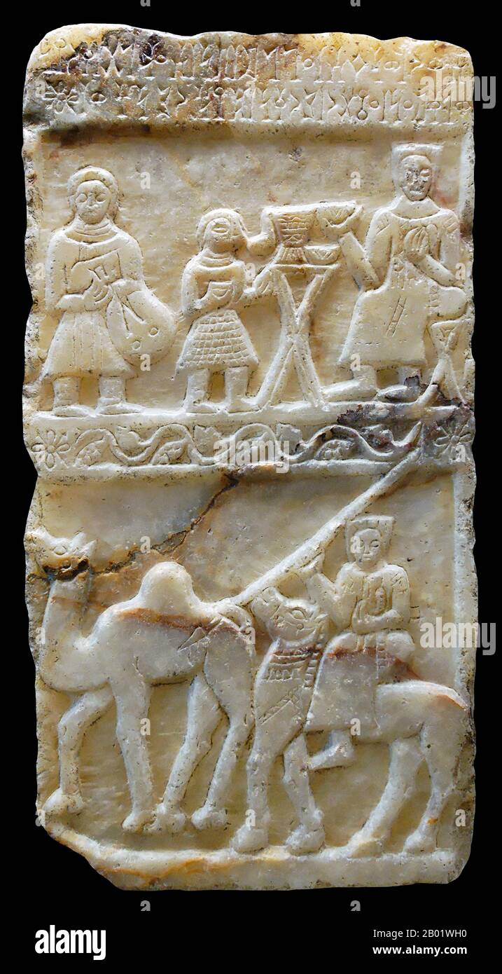 Jemen: Bestattungsstele. Alabaster 1.-3. Jahrhundert n. Chr. Obere Band: Bankettszene mit drei Personen; untere Band: Reiter mit Kamel. Sabäische Inschrift: Bild und Grabdenkmal von Iglum, Sohn von Sa`adīllāt von Qaryot. Möge der östliche Athtar jeden erschießen, der ihn vernichten würde. Südarabien bezieht sich als allgemeiner Begriff auf mehrere derzeit anerkannte Regionen, in erster Linie auf die Republik Jemen; doch hat er historisch auch Najran, Jizan und 'Asir eingeschlossen, die sich derzeit in Saudi-Arabien befinden, und Dhofar derzeit in Oman. Stockfoto